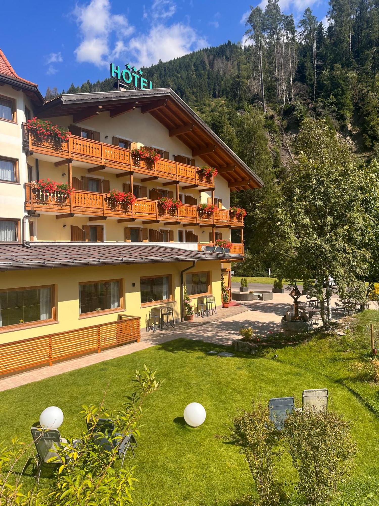 Flos Hotel Moena Exterior foto